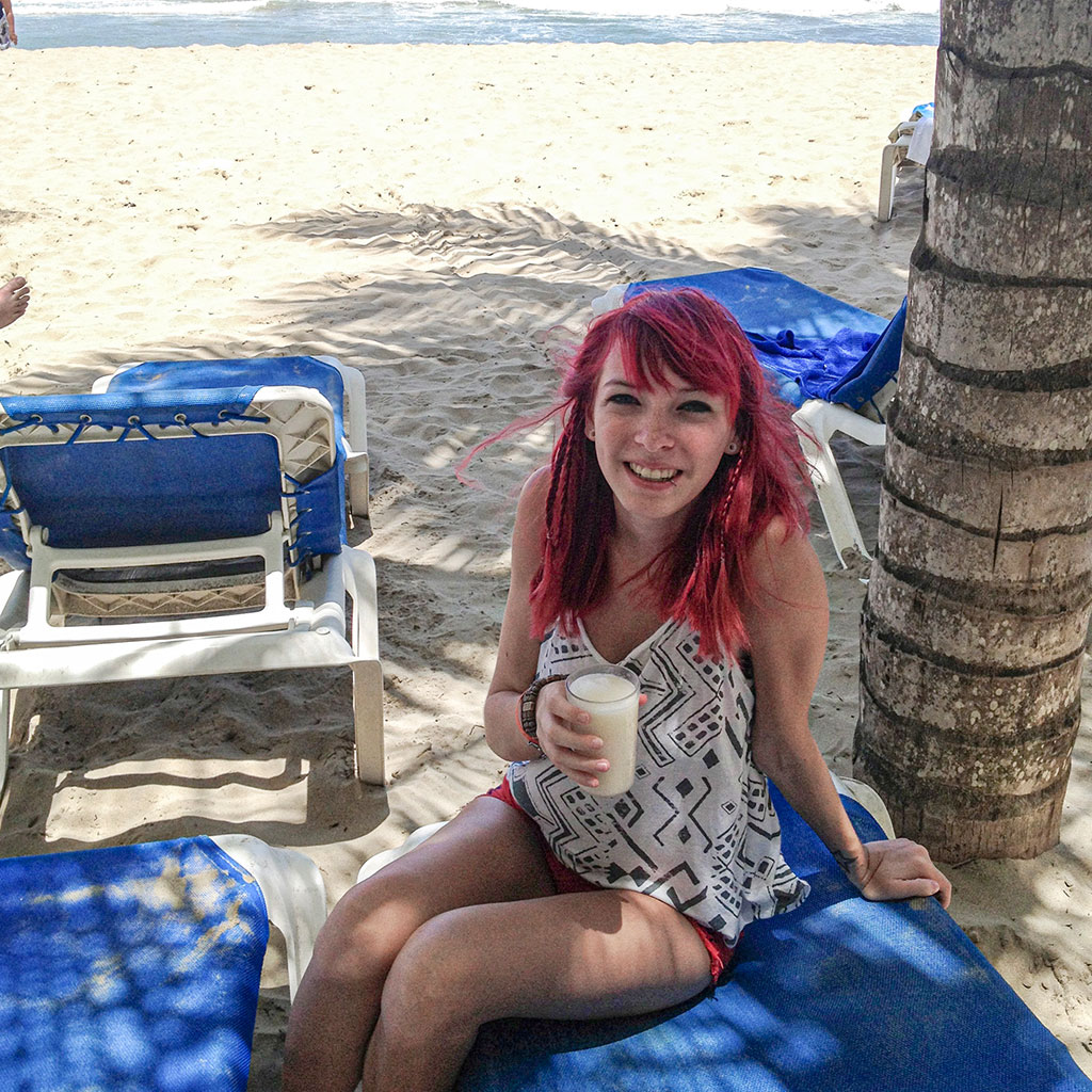 Glücklich in der Dominikanischen Republik mit einem Piña Colada in der Hand