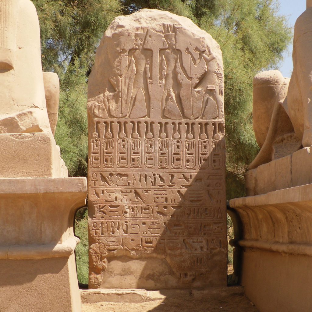 Steintafel mit Hieroglyphen