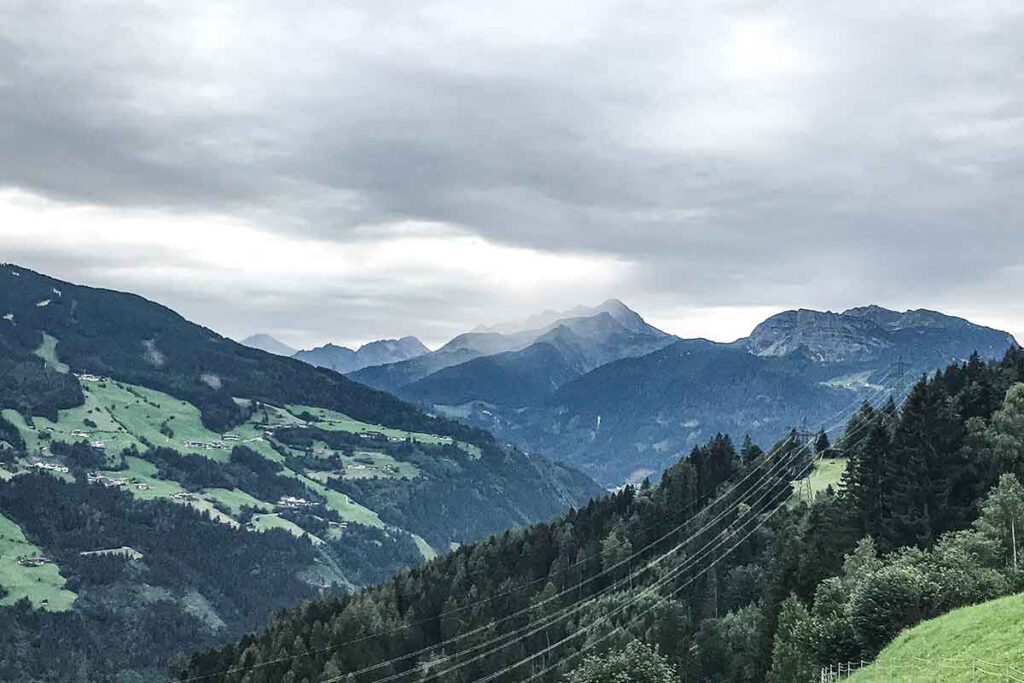 Österreich Aschau Zillertal Berge im Nebel